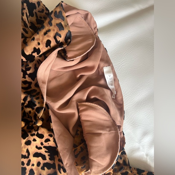 ASTR the label Iris leopard print long sleeve velvet wrap top size XS - Picture 8 of 12